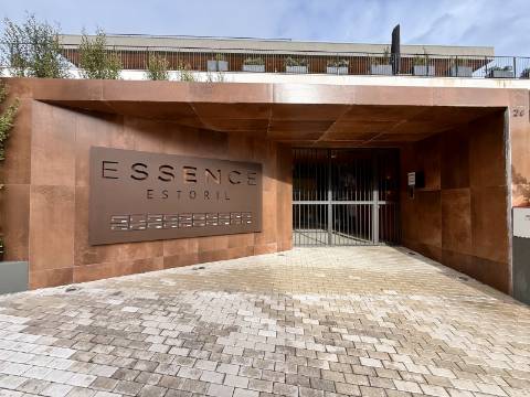 Apartamento T4 com jardim privativo de alto padrão no Estoril