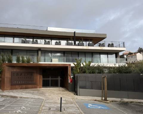 Apartamento T4 com jardim privativo de alto padrão no Estoril