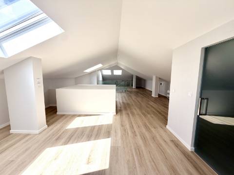 Apartamento T3+1 Centro de Carcavelos