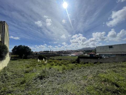 Terreno para construção com vista desafogada para a Serra de Sintra