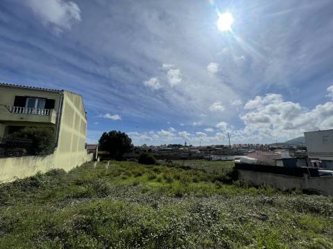 Terreno para construção com vista desafogada para a Serra de Sintra