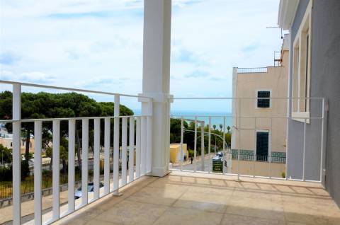 Apartamento T2+1 no centro do Estoril.