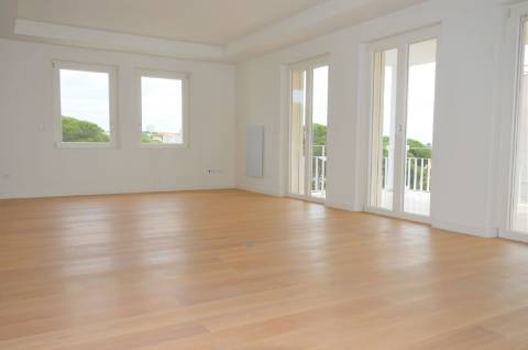 Apartamento T2+1 no centro do Estoril.