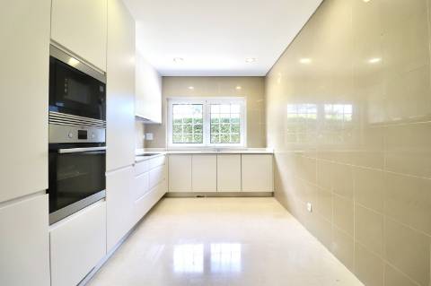 Moradia geminada T4+1 em condomínio fechado