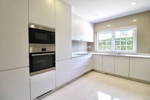 Moradia geminada T4+1 em condomínio fechado