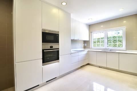 Moradia geminada T4+1 em condomínio fechado