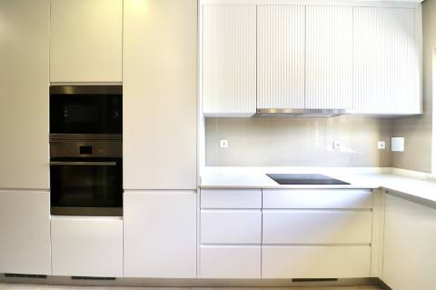 Moradia geminada T4+1 em condomínio fechado