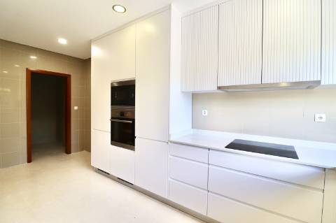 Moradia geminada T4+1 em condomínio fechado