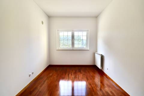 Moradia geminada T4+1 em condomínio fechado