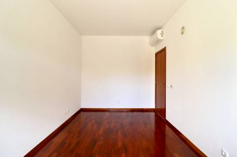 Moradia geminada T4+1 em condomínio fechado