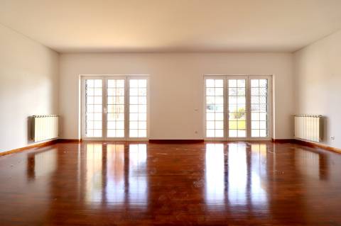 Moradia geminada T4+1 em condomínio fechado