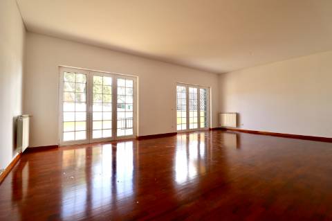 Moradia geminada T4+1 em condomínio fechado