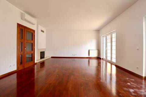 Moradia geminada T4+1 em condomínio fechado