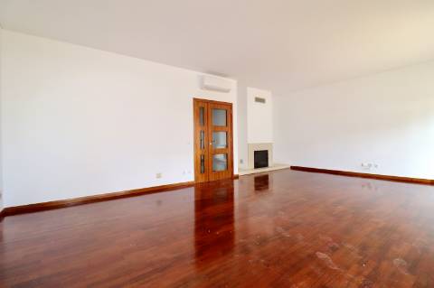 Moradia geminada T4+1 em condomínio fechado