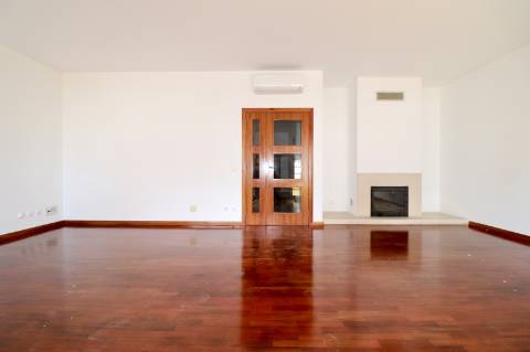 Moradia geminada T4+1 em condomínio fechado