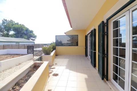 Moradia geminada T4+1 em condomínio fechado