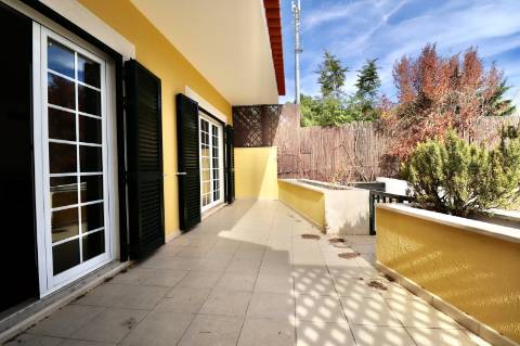 Moradia geminada T4+1 em condomínio fechado