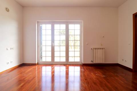 Moradia geminada T4+1 em condomínio fechado