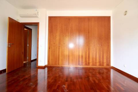 Moradia geminada T4+1 em condomínio fechado