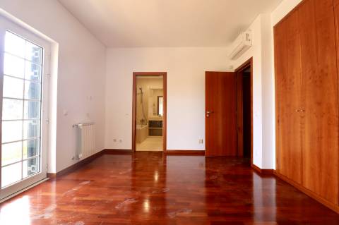 Moradia geminada T4+1 em condomínio fechado