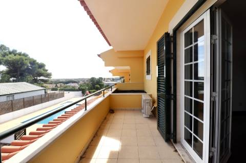 Moradia geminada T4+1 em condomínio fechado