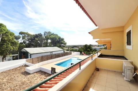 Moradia geminada T4+1 em condomínio fechado