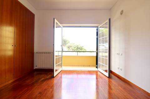 Moradia geminada T4+1 em condomínio fechado