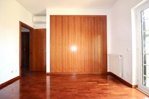 Moradia geminada T4+1 em condomínio fechado