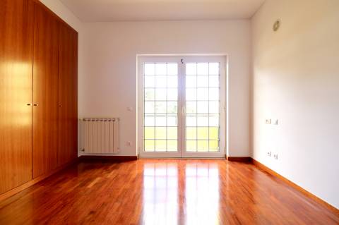 Moradia geminada T4+1 em condomínio fechado