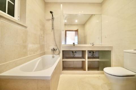 Moradia geminada T4+1 em condomínio fechado