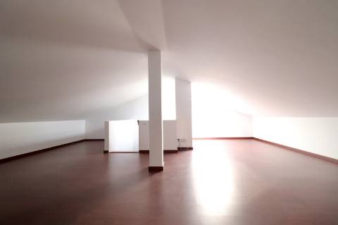 Moradia geminada T4+1 em condomínio fechado