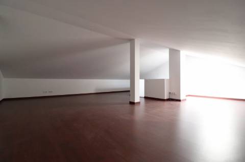 Moradia geminada T4+1 em condomínio fechado