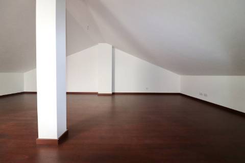 Moradia geminada T4+1 em condomínio fechado