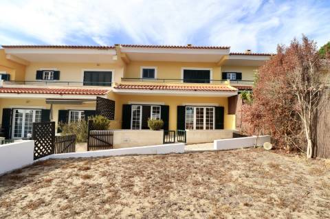 Moradia geminada T4+1 em condomínio fechado