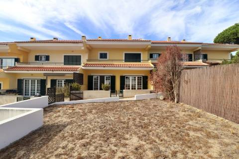 Moradia geminada T4+1 em condomínio fechado