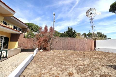 Moradia geminada T4+1 em condomínio fechado