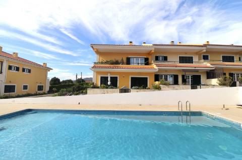 Moradia geminada T4+1 em condomínio fechado