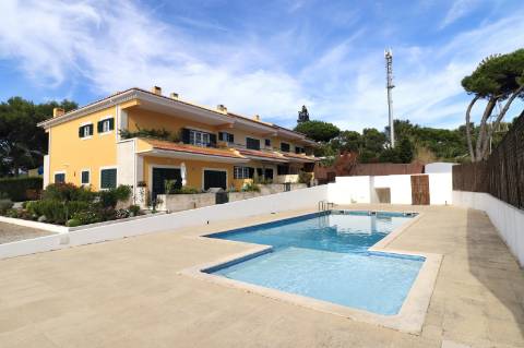 Moradia geminada T4+1 em condomínio fechado