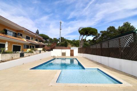 Moradia geminada T4+1 em condomínio fechado