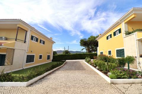 Moradia geminada T4+1 em condomínio fechado