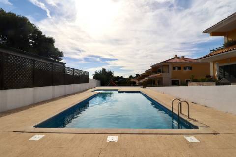 Moradia geminada T4+1 em condomínio fechado