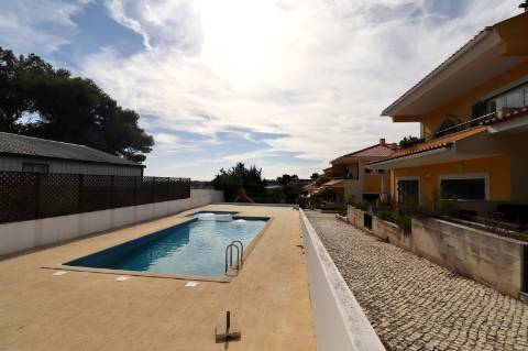 Moradia geminada T4+1 em condomínio fechado