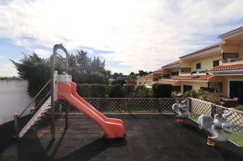 Moradia geminada T4+1 em condomínio fechado