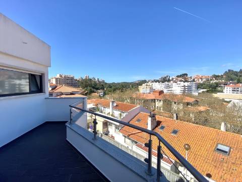 Apartamento T4 Duplex no Centro Histórico de Cascais com Vista Mar
