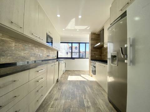 Apartamento T4 Duplex no Centro Histórico de Cascais com Vista Mar