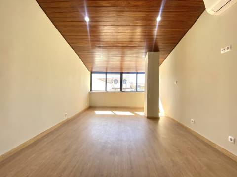 Apartamento T4 Duplex no Centro Histórico de Cascais com Vista Mar