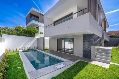 Moradia T4+1 com piscina e jardim no Estoril