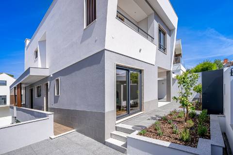 Moradia T4+1 com piscina e jardim no Estoril