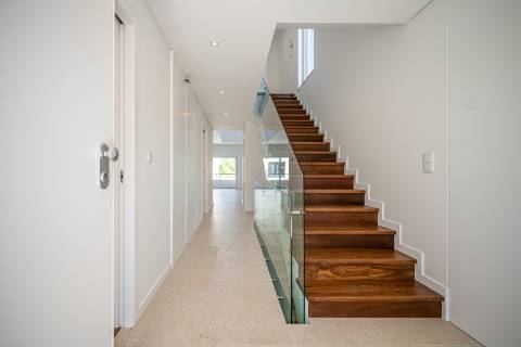 Moradia T4+1 com piscina e jardim no Estoril