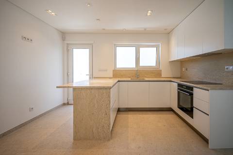 Moradia T4+1 com piscina e jardim no Estoril